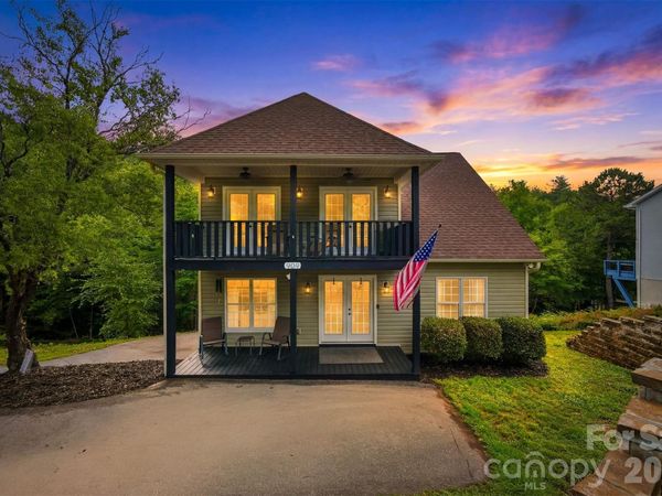 909 36th Avenue NW, Hickory, NC 28601