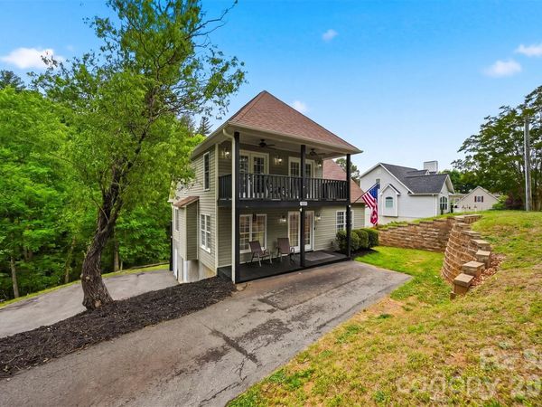 909 36th Avenue NW, Hickory, NC 28601