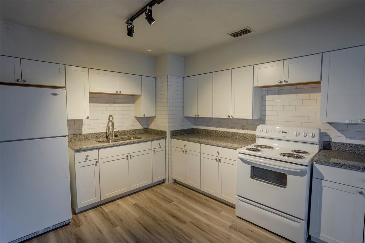 1102 Sunset Point Road, Clearwater, FL 33755 Photo