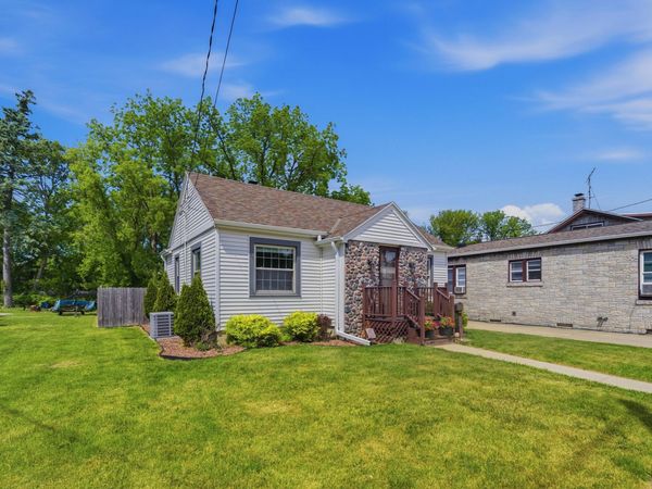 206 W Second St, Oconomowoc, WI 53066