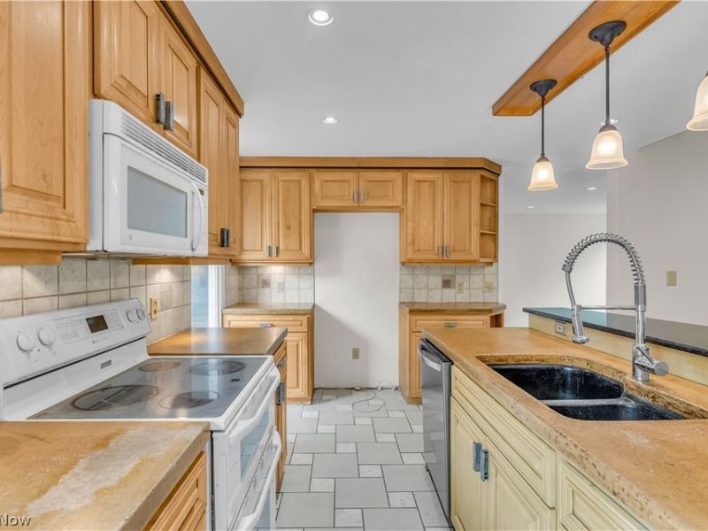 478 Tamiami Trail, Akron, OH 44303 Photo 6