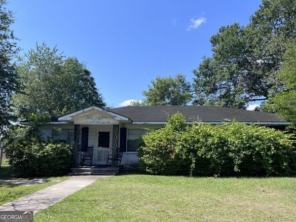 211 E Banks Street, Glennville, GA 30427