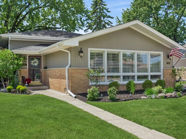 576 Bedford Lane , Des Plaines, IL 60016
