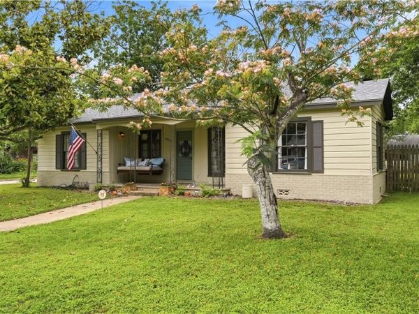 1031 E Walnut Street , Seguin, TX 78155