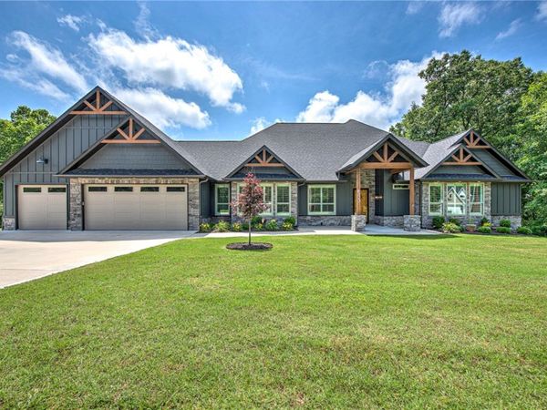 8525 Manor Drive , Bentonville, AR 72712