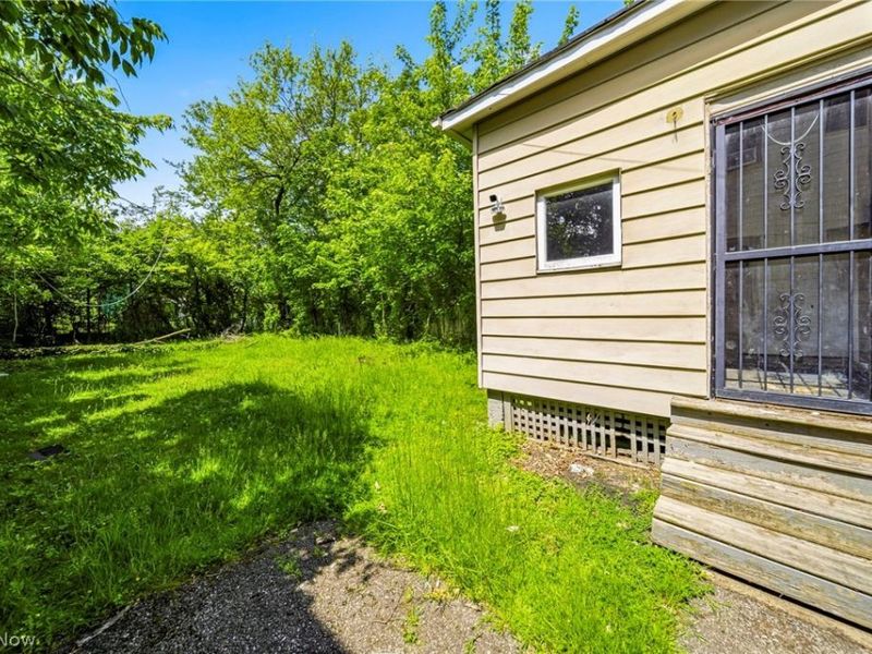 1722 Burgess Road, Cleveland, OH 44112 Photo 30