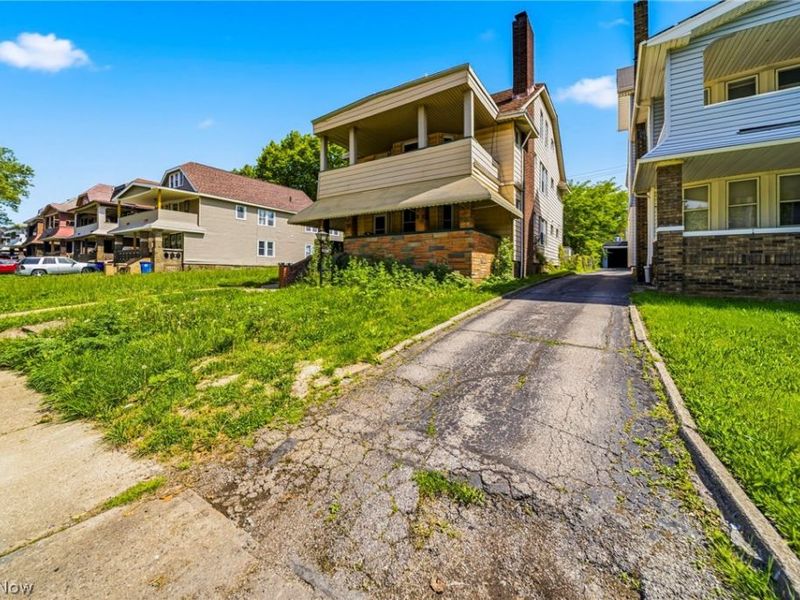957 Thornhill Drive, Cleveland, OH 44108 Photo 2