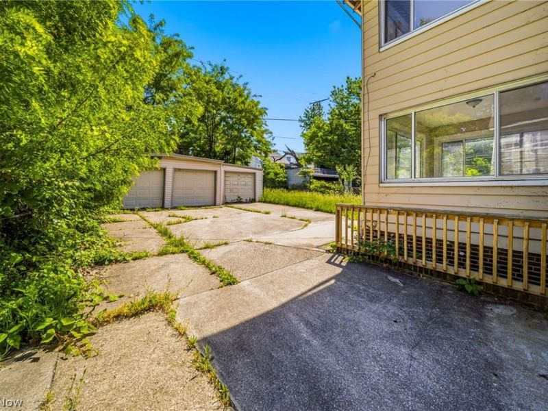 957 Thornhill Drive, Cleveland, OH 44108 Photo 3