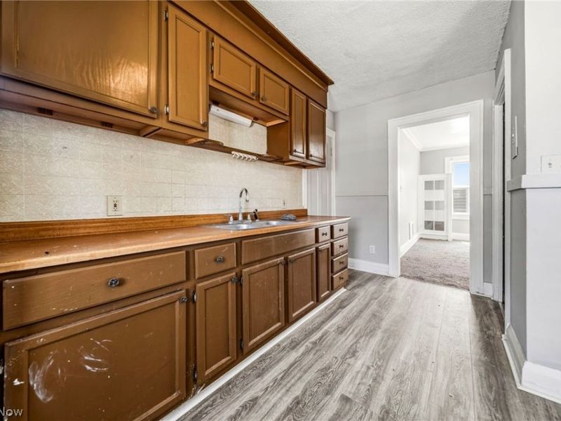 957 Thornhill Drive, Cleveland, OH 44108 Photo 38