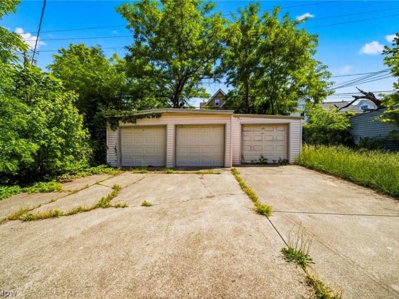 957 Thornhill Drive, Cleveland, OH 44108 Photo 4