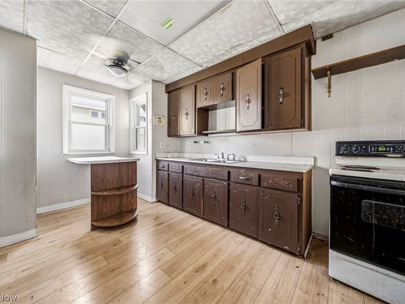 957 Thornhill Drive, Cleveland, OH 44108 Photo 5
