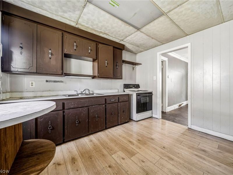 957 Thornhill Drive, Cleveland, OH 44108 Photo 6