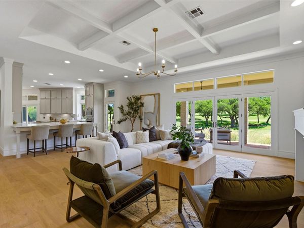 48 Tiburon DR, The Hills, TX 78738