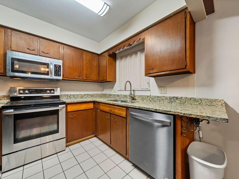 1393 Bellflower Avenue , Columbus, OH 43204 Photo 8