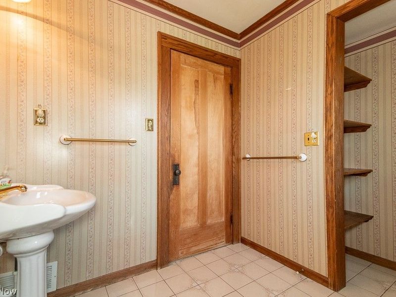 17709 Crestland Road, Cleveland, OH 44119 Photo 27