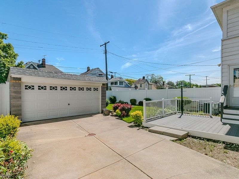 17709 Crestland Road, Cleveland, OH 44119 Photo 7