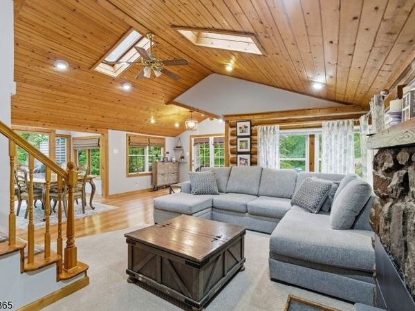 158 Glenside Trl, Byram, NJ 07871
