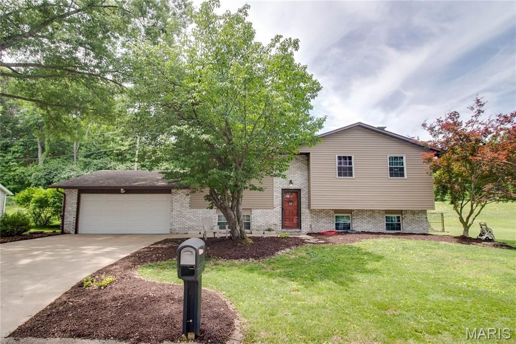 5204 Pin Oak Drive, Alton, IL 62002 Main Photo