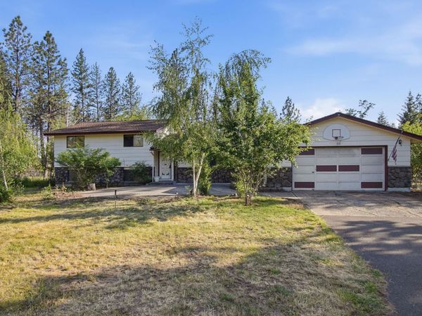 12425 W Meadowview Ln, Nine Mile Falls, WA 99026