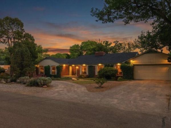 1728 Dietz Place NW, Los Ranchos, NM 87107