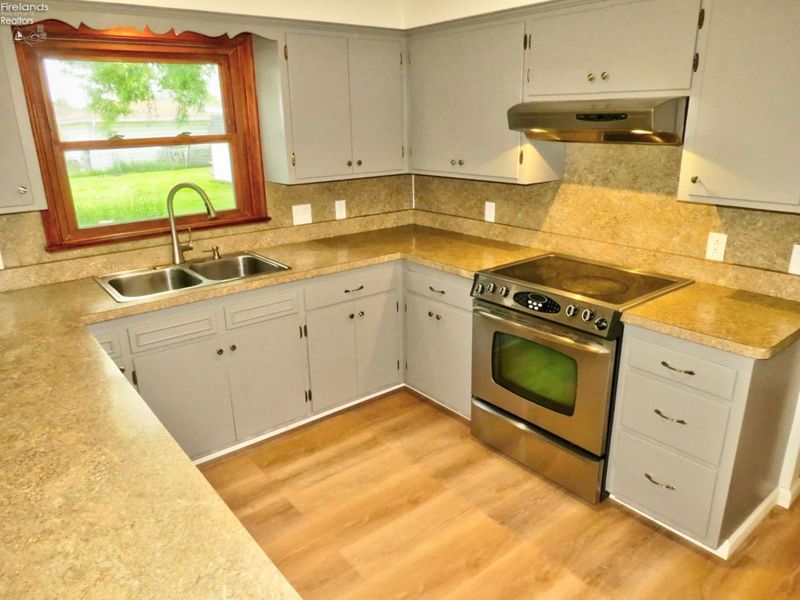 3322 Cromwell Drive, Oregon, OH 43616 Photo 9