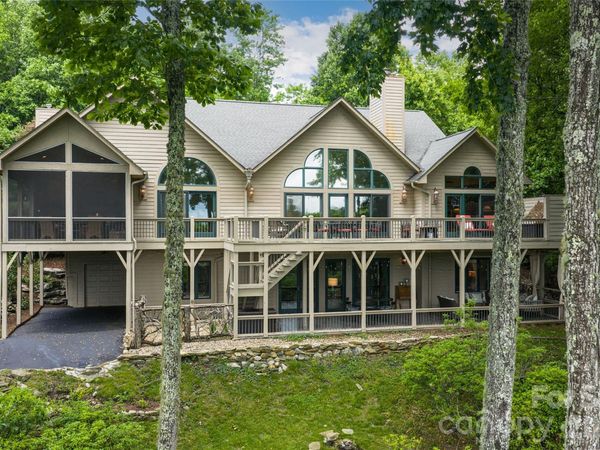 305 Piney Knoll Lane, Hendersonville, NC 28739