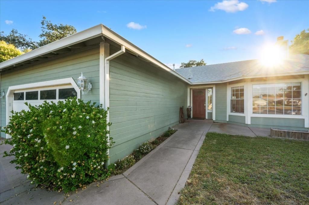722 Saint Thomas Parkway, Redding, CA 96003 Main Photo