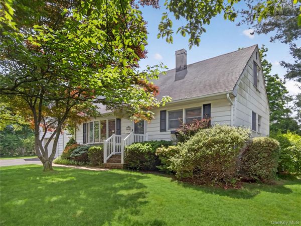 28 Parkway Drive N, Blauvelt, NY 10913