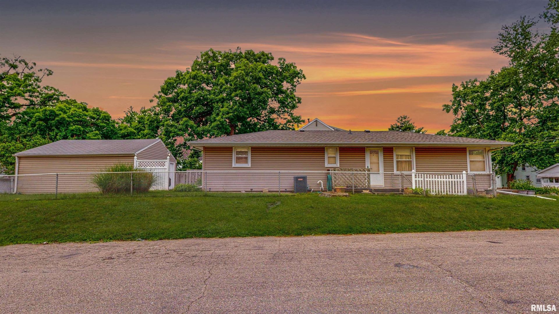 1128 E Maywood Avenue, Peoria, IL 61603 Main Photo