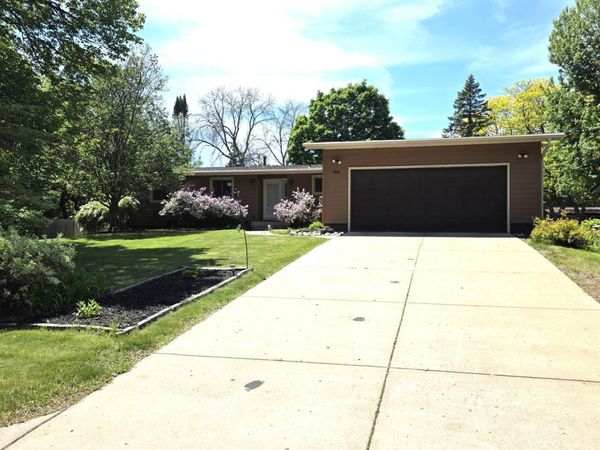 8009 Edgewood Avenue N, Brooklyn Park, MN 55445