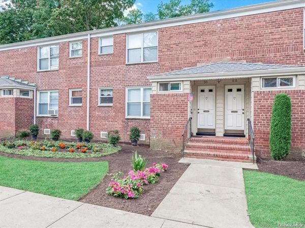 56 Edwards Street , Unit 2B, Roslyn Heights, NY 11577