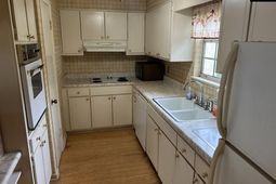 3600 Chateau Drive  photo 4