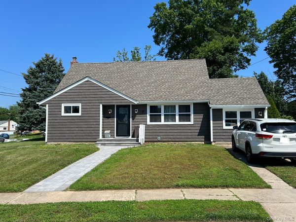 7 Mindy Lane, Westbury, NY 11590