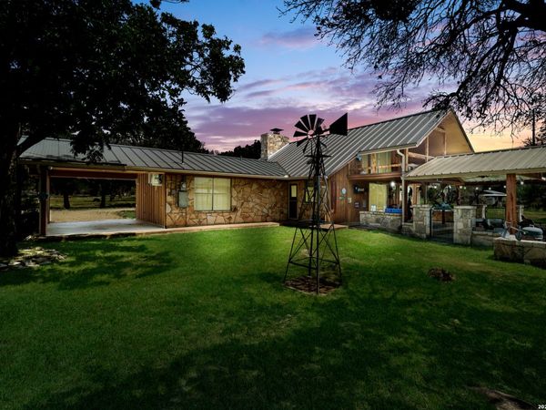 142 HI LINE DR W, Ingram, TX 78025