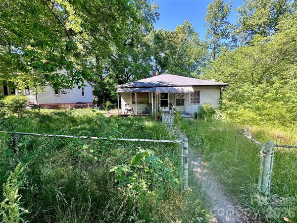 141 10th Avenue SE, Hickory, NC 28602