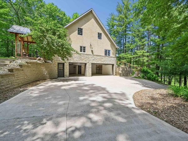 910 Cedar Lane Drive, Waverly, IA 50677