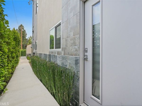 18748 1/2 Collins Street, Tarzana, CA 91356