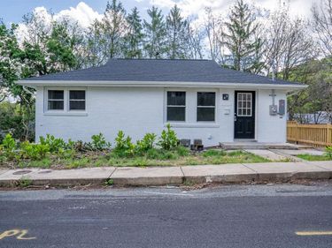 1205 BURNETT ST, STAUNTON, VA 24401