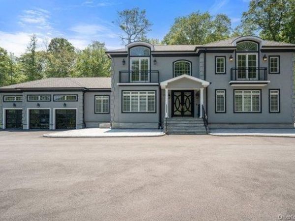 23 Woodbury Road , Woodbury, NY 11797