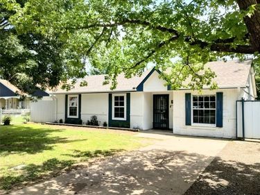 704 Manhattan Drive , Dallas, TX 75217