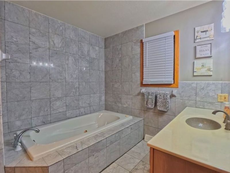 1751 Squaw Creek Drive, Girard, OH 44420 Photo 27