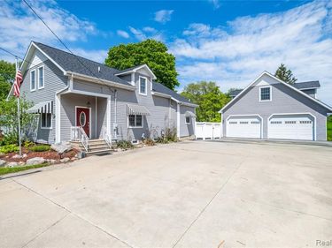1255 Glendale Street, Burton, MI 48509