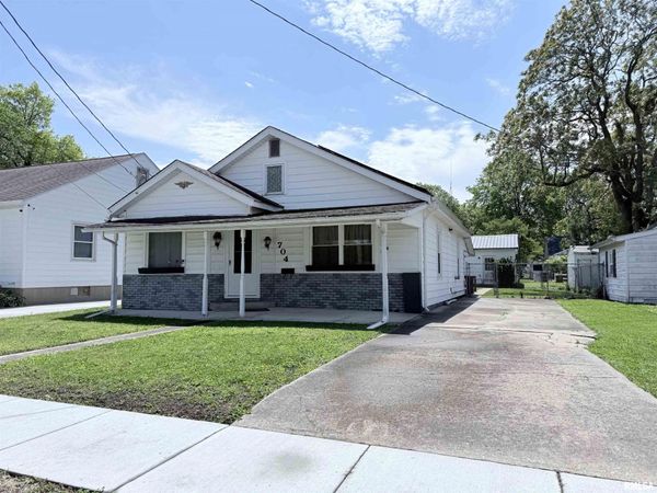 704 E ELM Street, Taylorville, IL 62568
