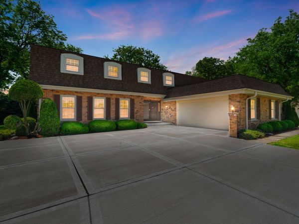 65 Regent Drive , Oak Brook, IL 60523