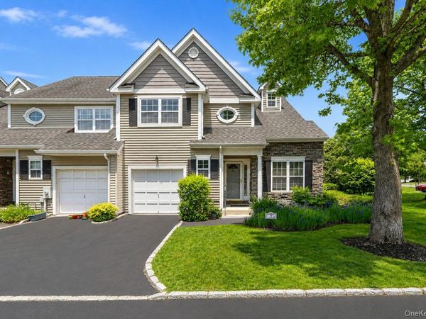 72 Paddington Circle , Smithtown, NY 11787