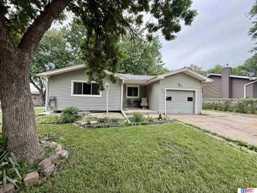 105 Brentwood Avenue, Hickman, NE 68372