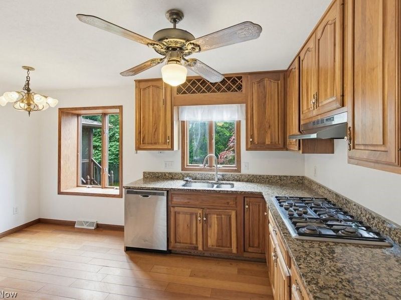 951 S Azalea Boulevard , Barberton, OH 44203 Photo 24