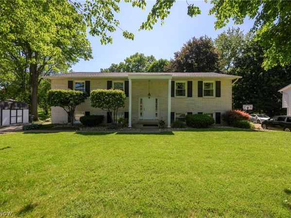 1300 Hyacinth Drive NE, North Canton, OH 44720