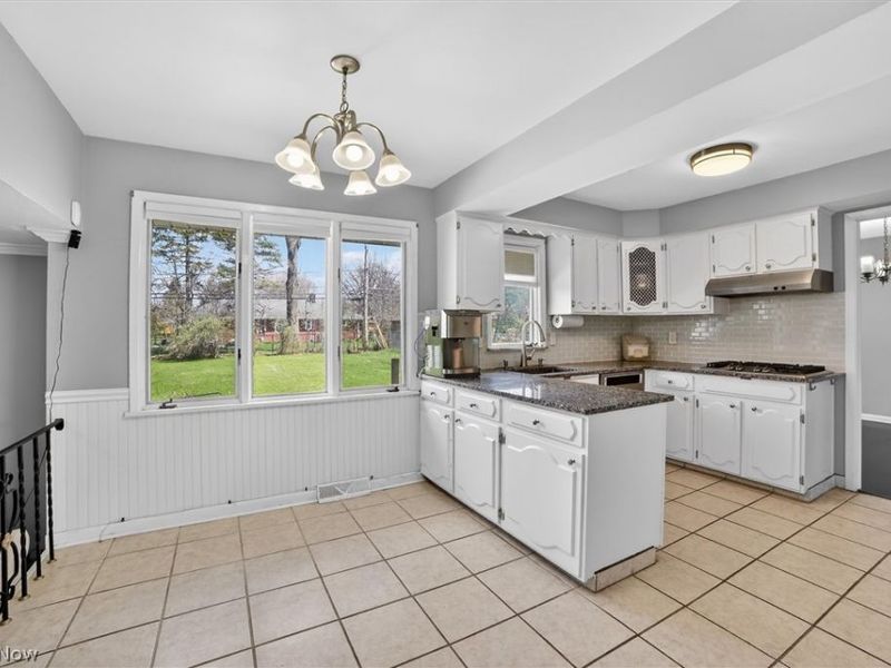 1905 Camberly Drive , Lyndhurst, OH 44124 Photo 8