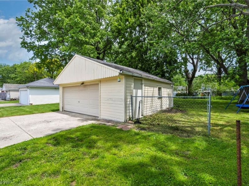 7241 Greenleaf Avenue , Parma, OH 44130 Photo 4